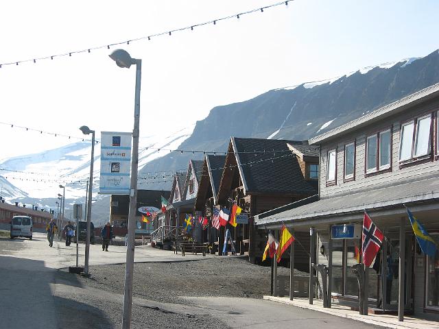 longyearbyen_roland_07july 194.jpg - La visite sera courte ... la rue principale et commerçante .
